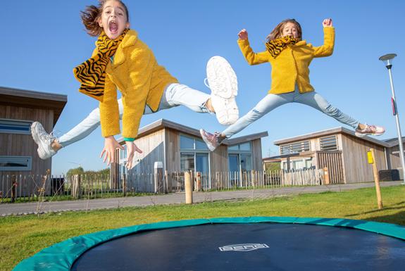 Spelen op de trampoline | Water Village